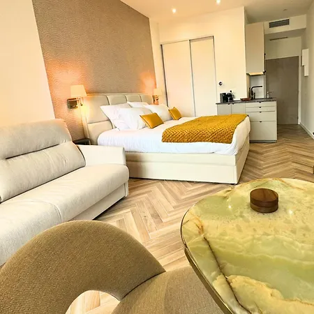 Monaco Border Luxury - Sea View - Pool شقة