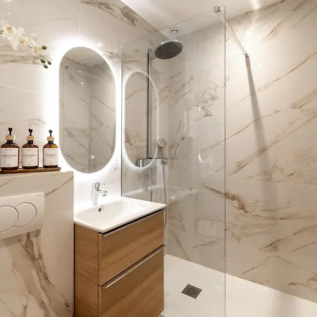 شقة Monaco Border Luxury - Sea View - Pool بوزولي